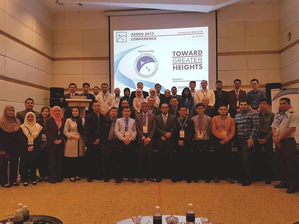 Peserta Persidangan AEROS 2017 di Putrajaya bergambar beramai-ramai di hadapan skrin bertema Toward Greater Heights
