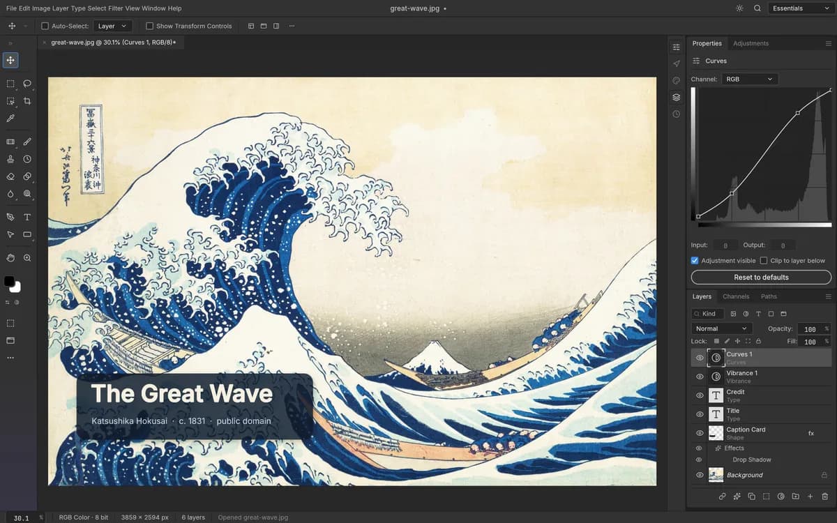 PhotoCraft sedang menyunting lukisan The Great Wave karya Hokusai, dengan kad kapsyen bertulis The Great Wave, panel Curves dan panel Layers yang menyenaraikan lapisan Curves, Vibrance, teks dan bentuk