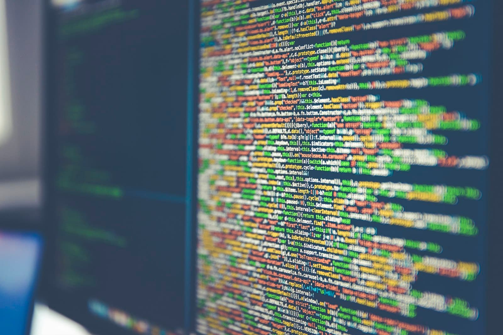 Kod berwarna-warni pada skrin monitor komputer