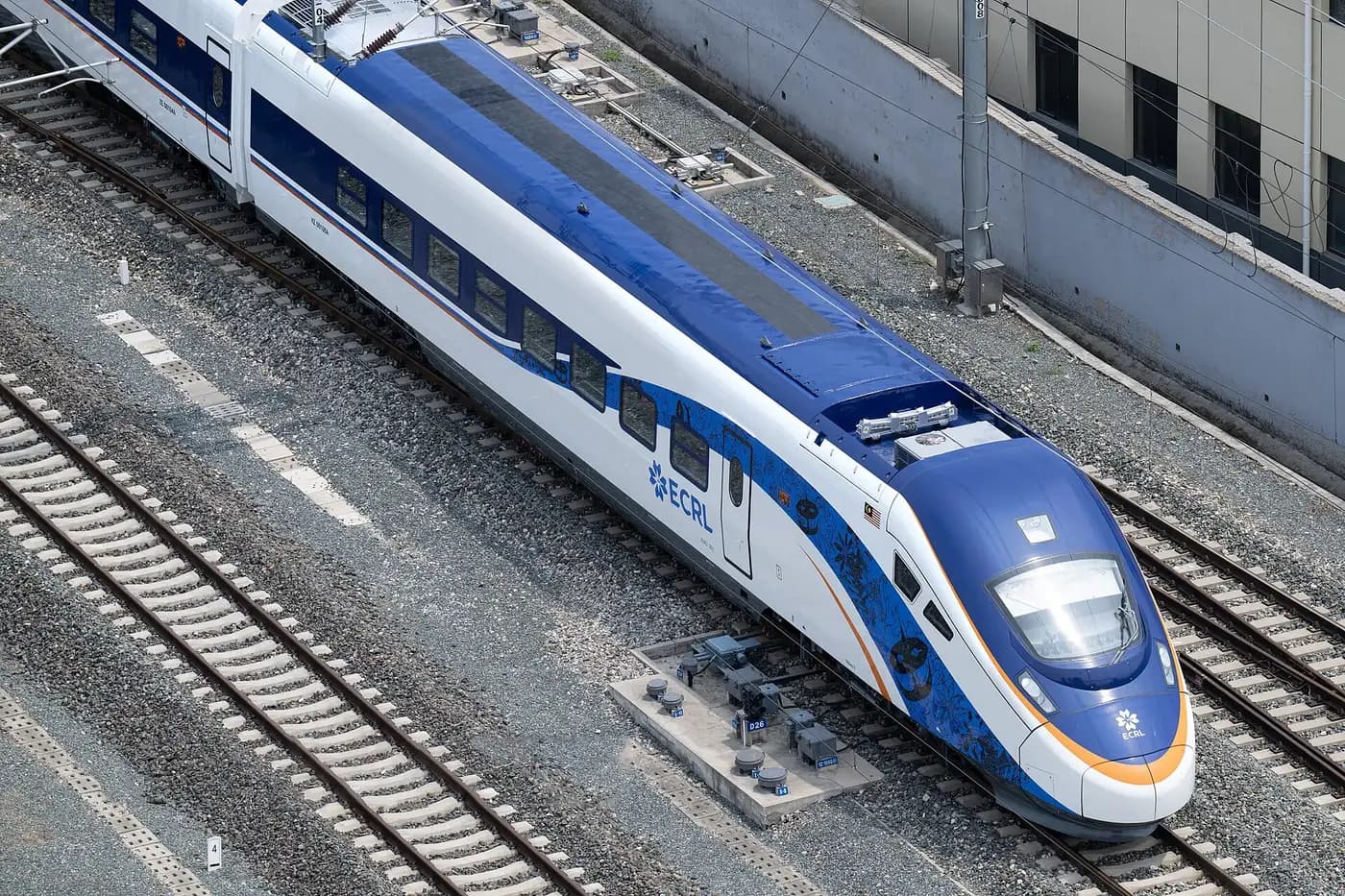 Set tren elektrik ECRL EMU-001 berwarna putih dan biru ketika diuji di pusat ujian kereta api di China pada Julai 2026