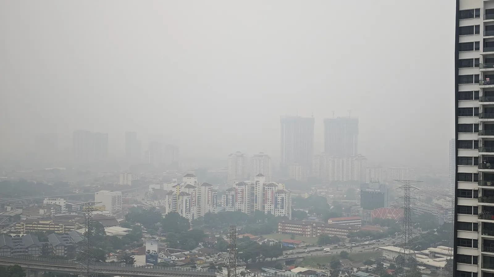 Bangunan pangsapuri dan menara di Kuala Lumpur kabur dilitupi jerebu tebal