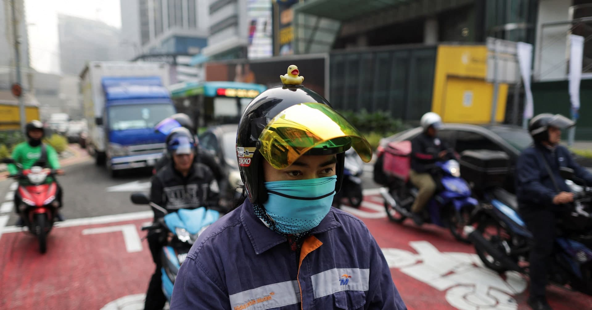 Penunggang motosikal bertopeng muka di jalan raya Kuala Lumpur yang diselubungi jerebu