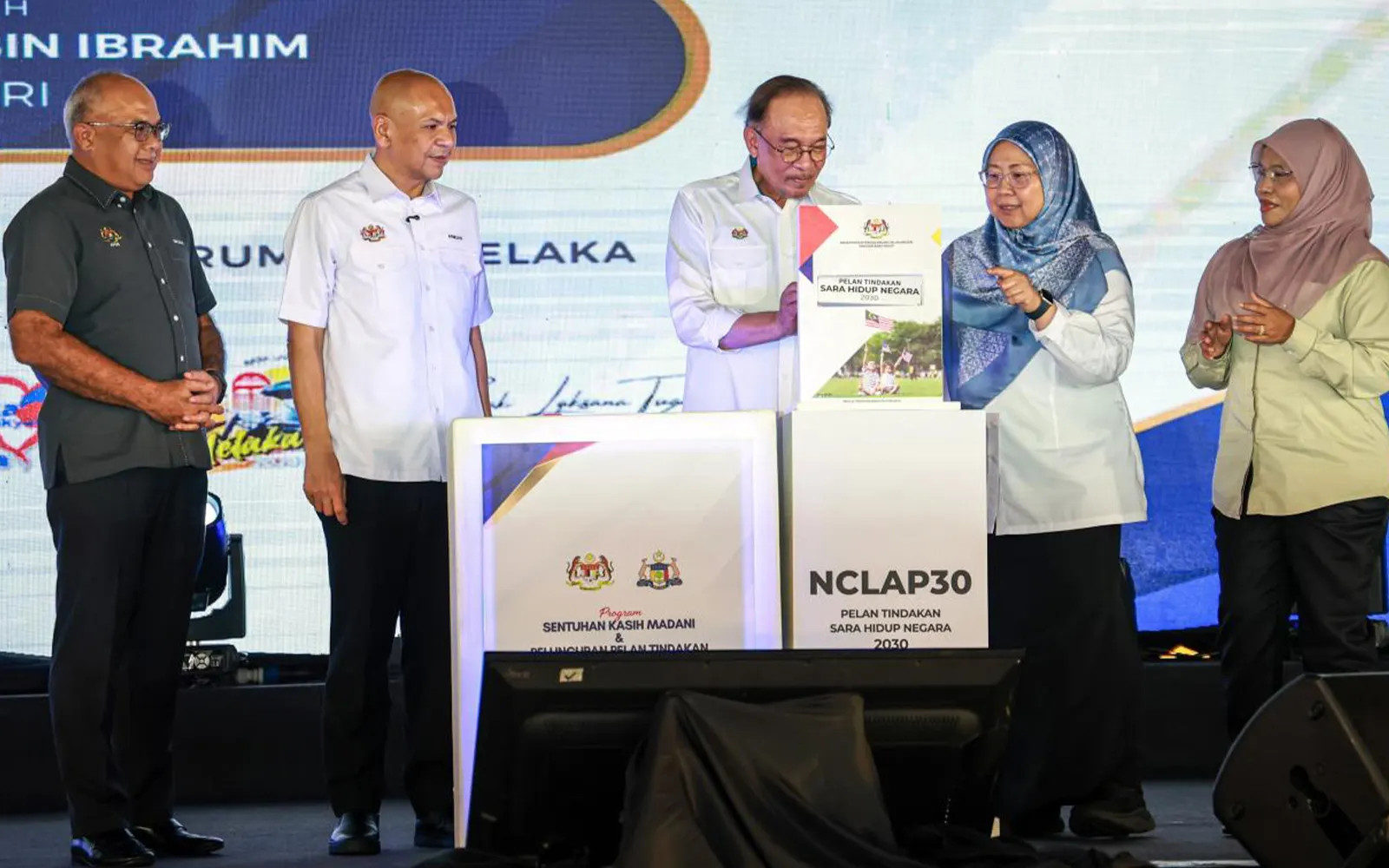 Perdana Menteri Anwar Ibrahim bersama menteri dan timbalan menteri di pentas pelancaran Pelan Tindakan Sara Hidup Negara 2030 di Krubong, Melaka