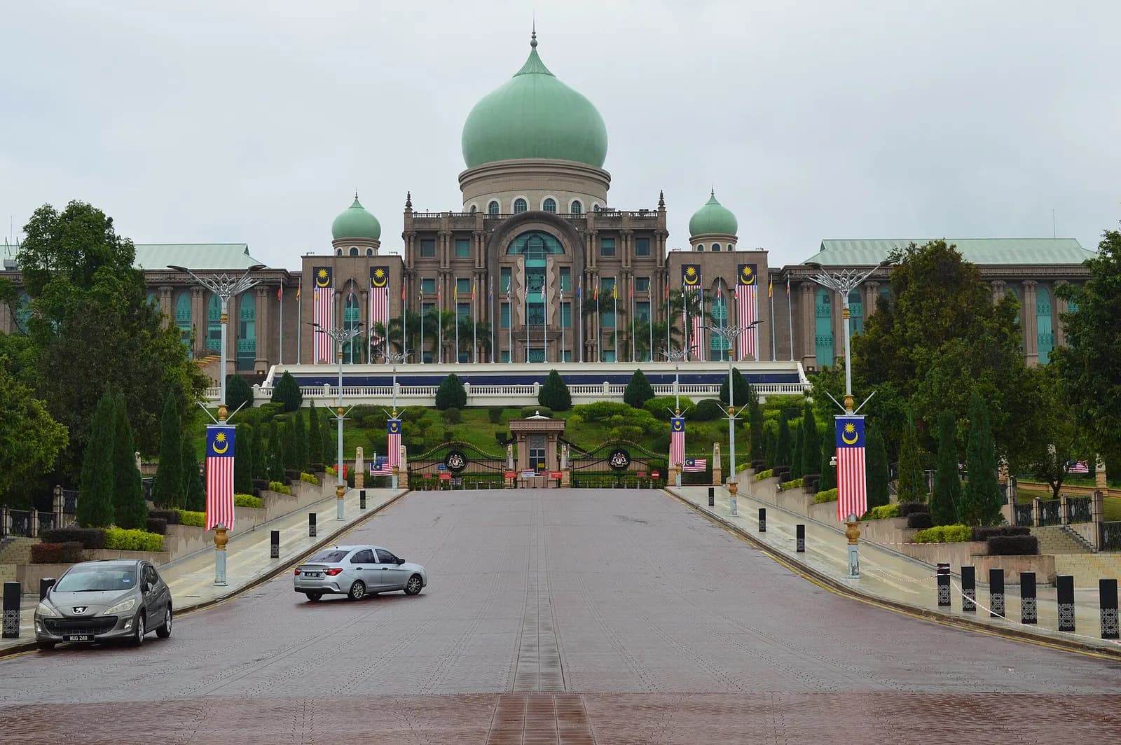 Bangunan Perdana Putra, Pejabat Perdana Menteri, di Putrajaya dengan bendera Malaysia di sepanjang jalan masuk