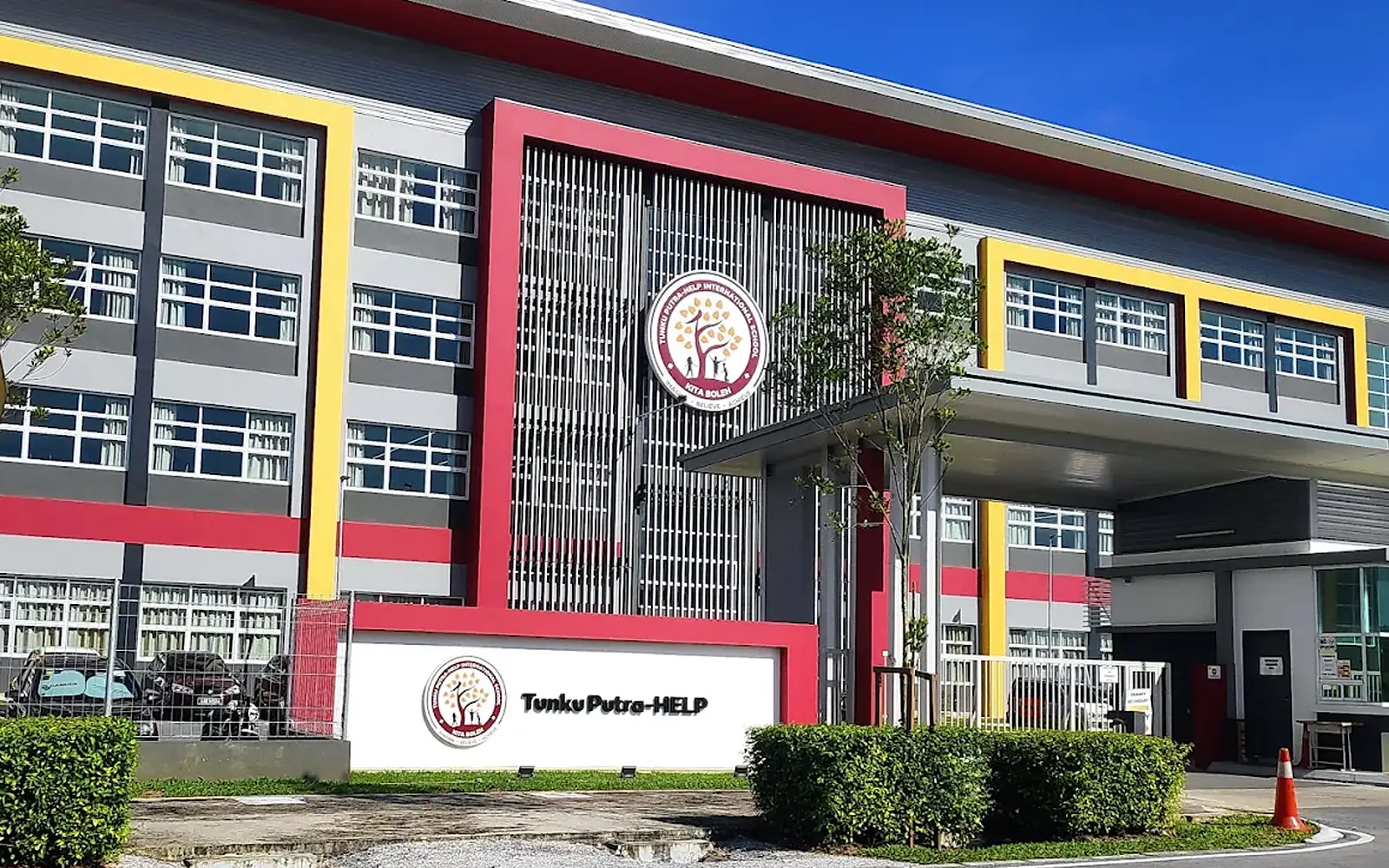 Bangunan Sekolah Antarabangsa Tunku Putra-HELP di Kuching dengan papan nama sekolah di hadapannya