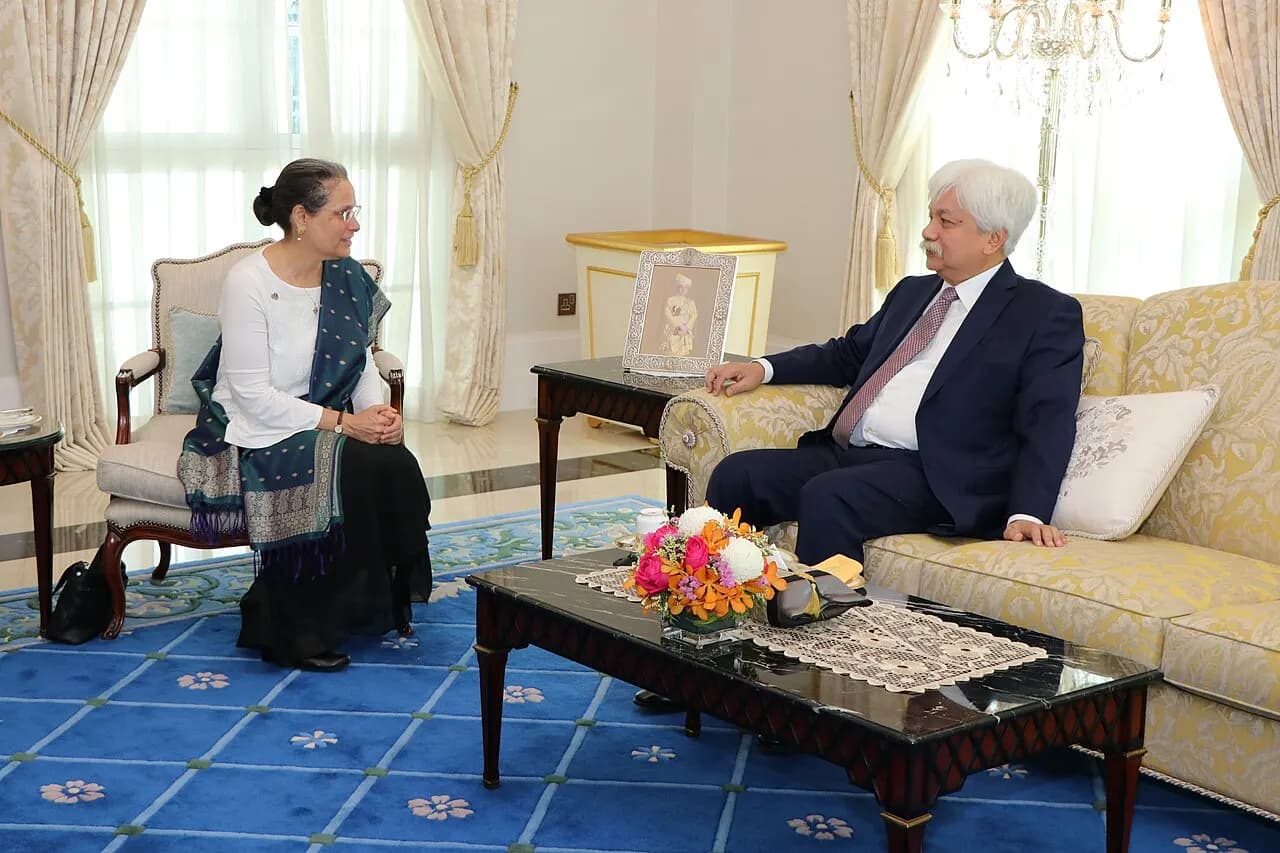 Gambar fail 2018: Tuanku Muhriz duduk bersama duta Amerika Syarikat ketika itu di sebuah istana
