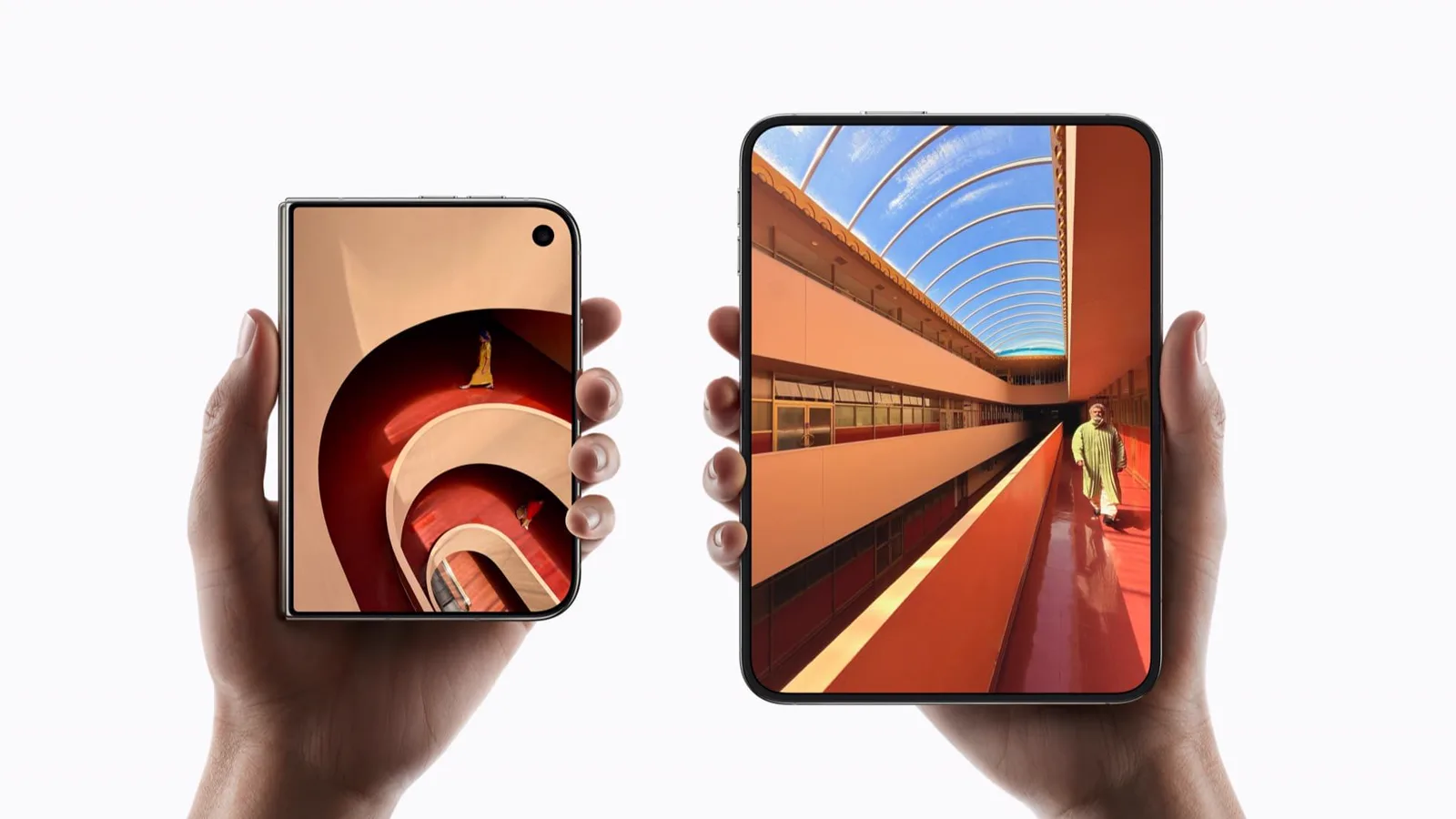 iPhone Duo dilipat dengan skrin luar 5.4 inci di tangan kiri, dan dibuka dengan skrin dalam 7.6 inci di tangan kanan