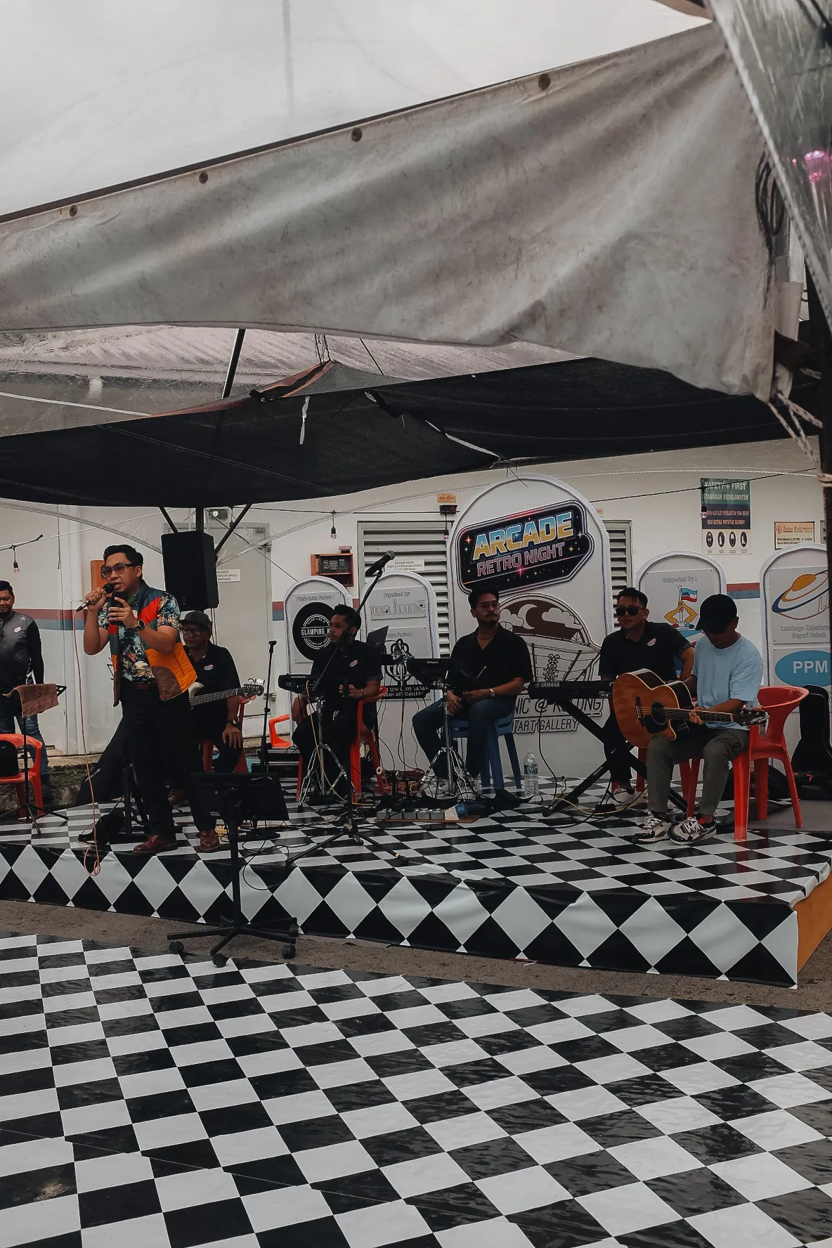 Persembahan muzik di pentas berpetak hitam putih semasa Arcade Retro Night, Sabah Art Gallery